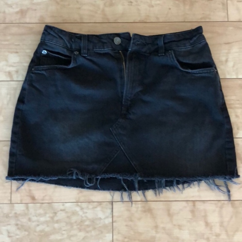 Black denim mini skirt!